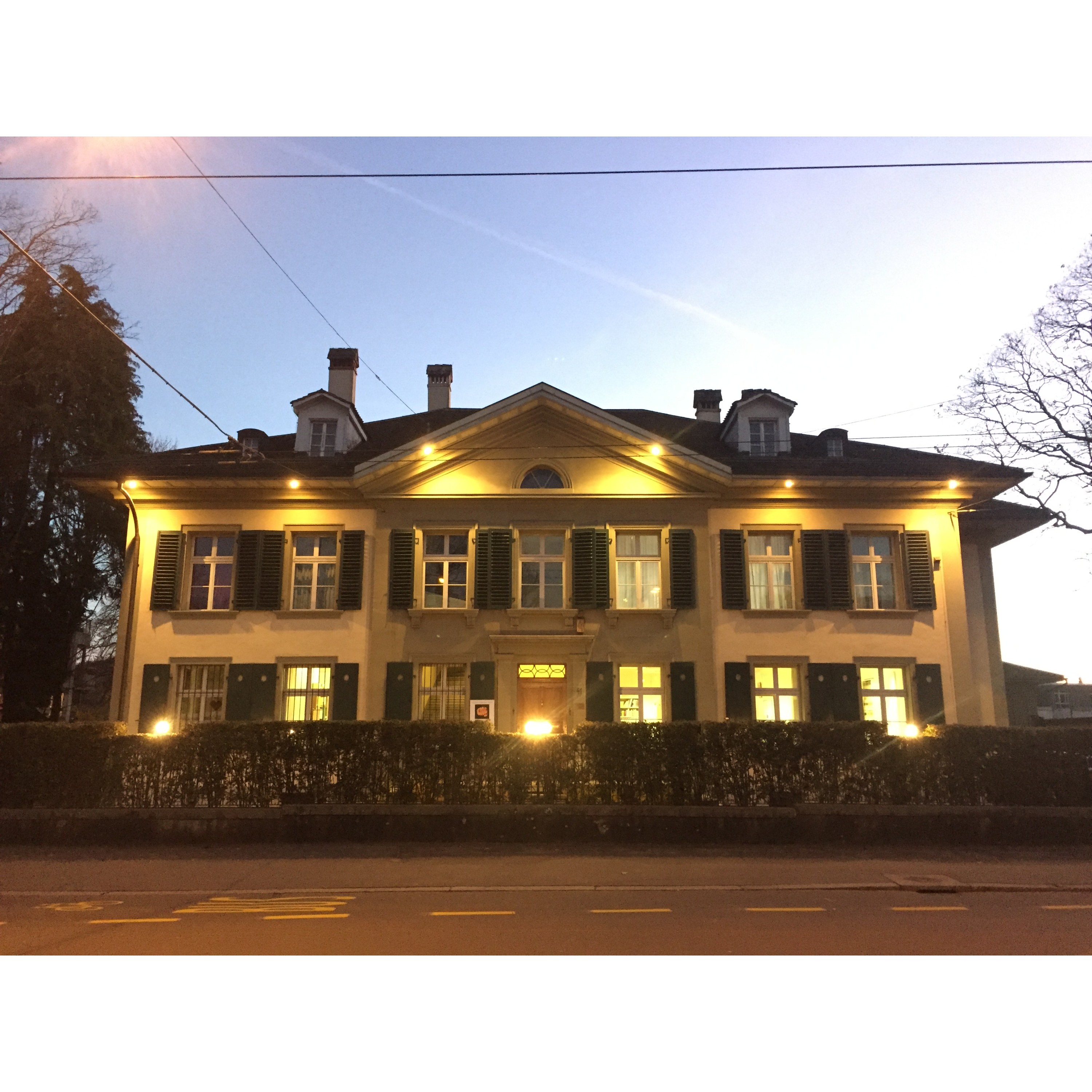 Façade de rue en soirée