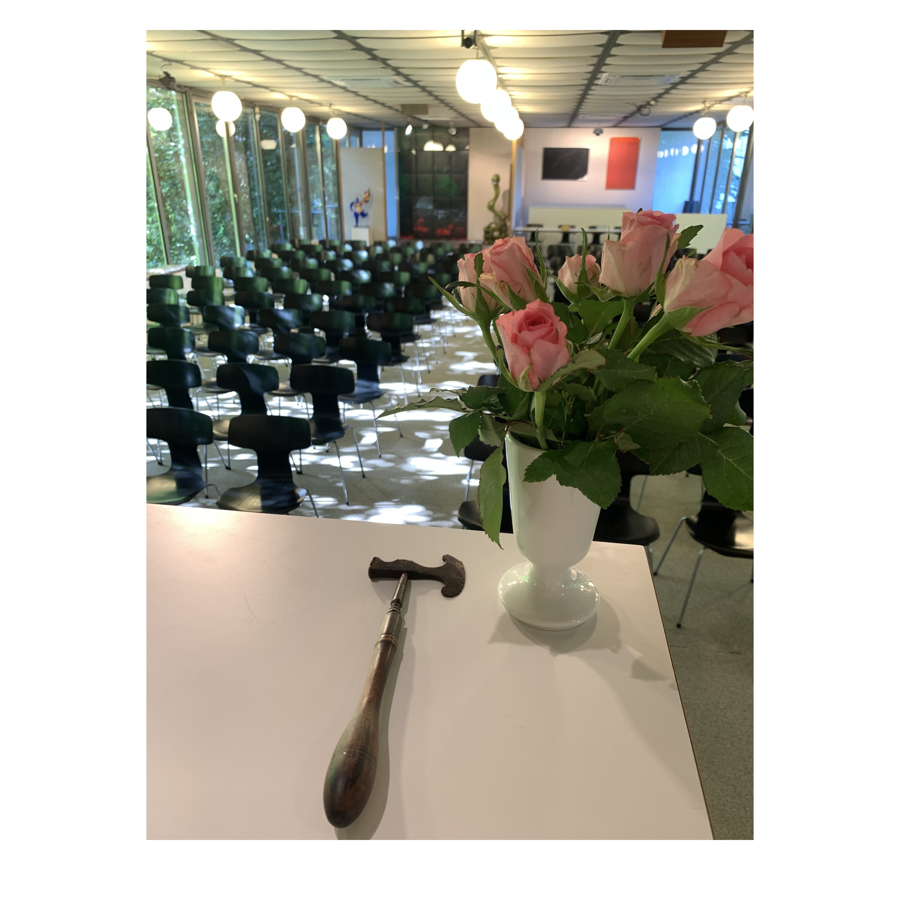 Un dernier coup d'œil dans la salle des ventes