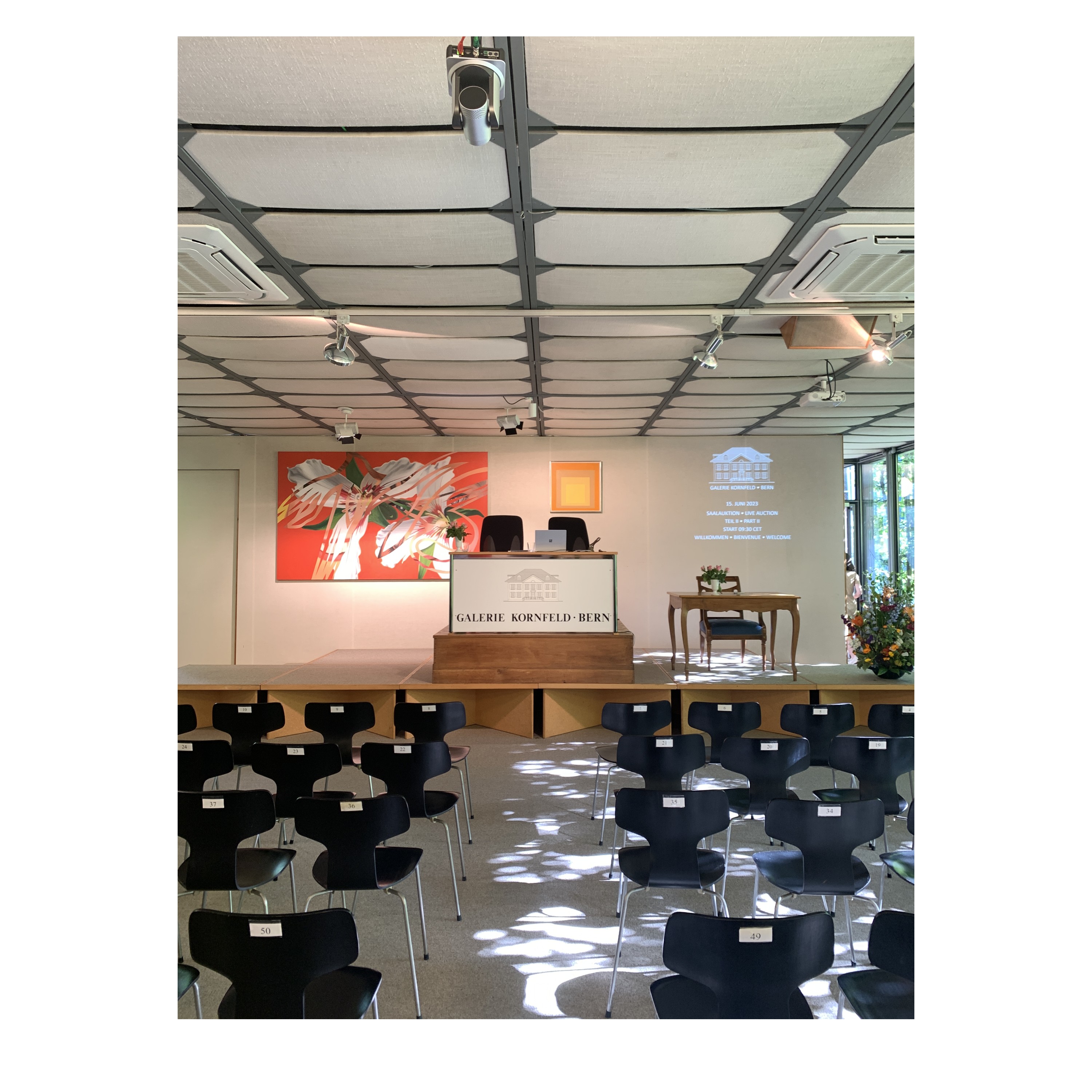 Un dernier coup d'œil dans la salle des ventes