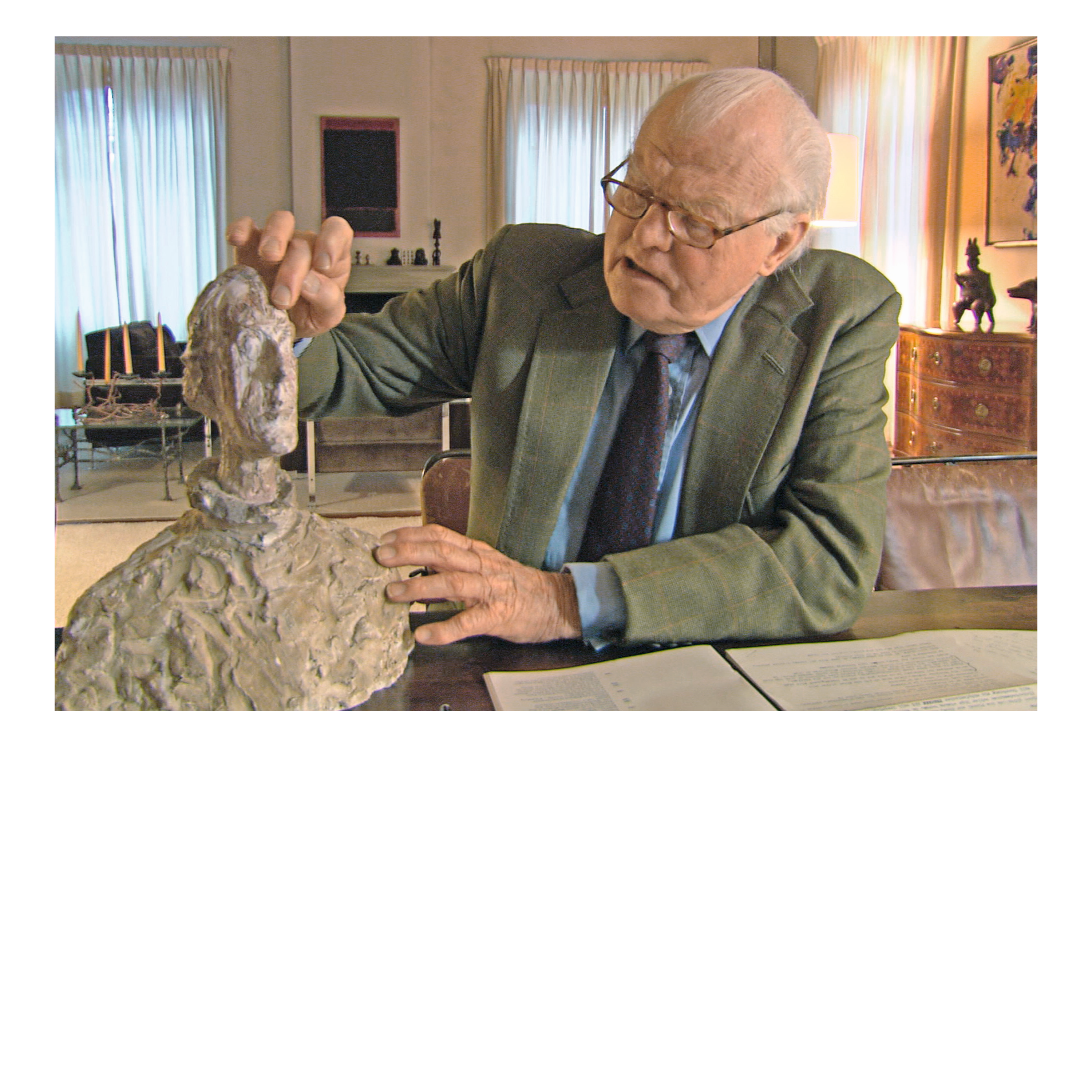 Eberhard W. Kornfeld mit Gipsplastik 