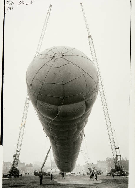 Christo und Jeanne-Claude  : 5600 Kubikmeter-Paket, Kassel 1968 , 1968